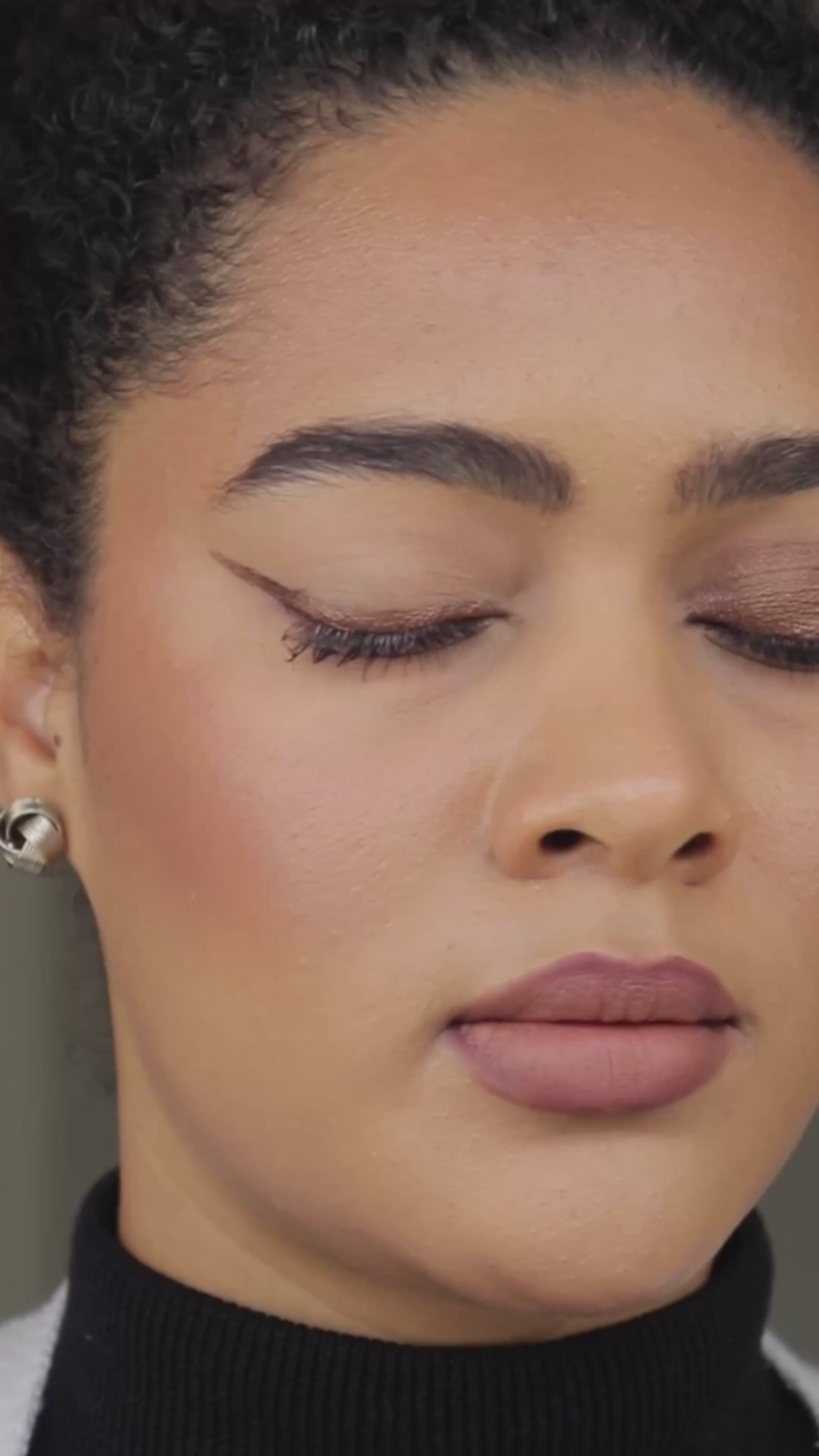 Load video: Moneypenny Variant 2